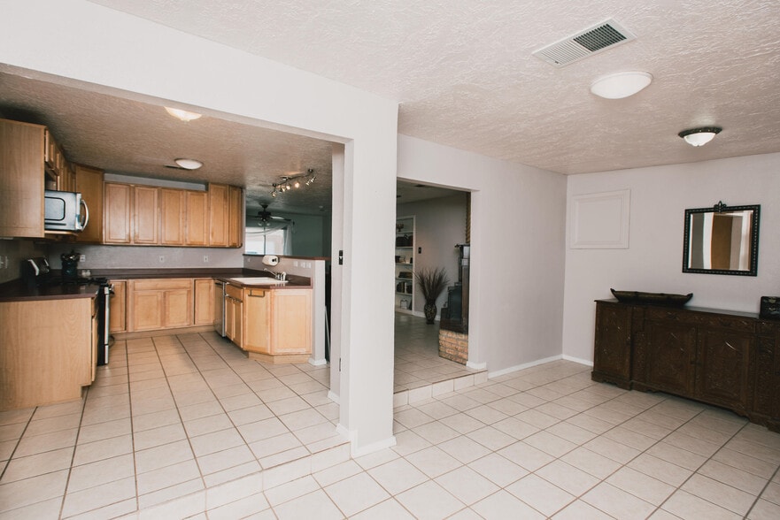 Building Photo - 10228 Belnap Pl