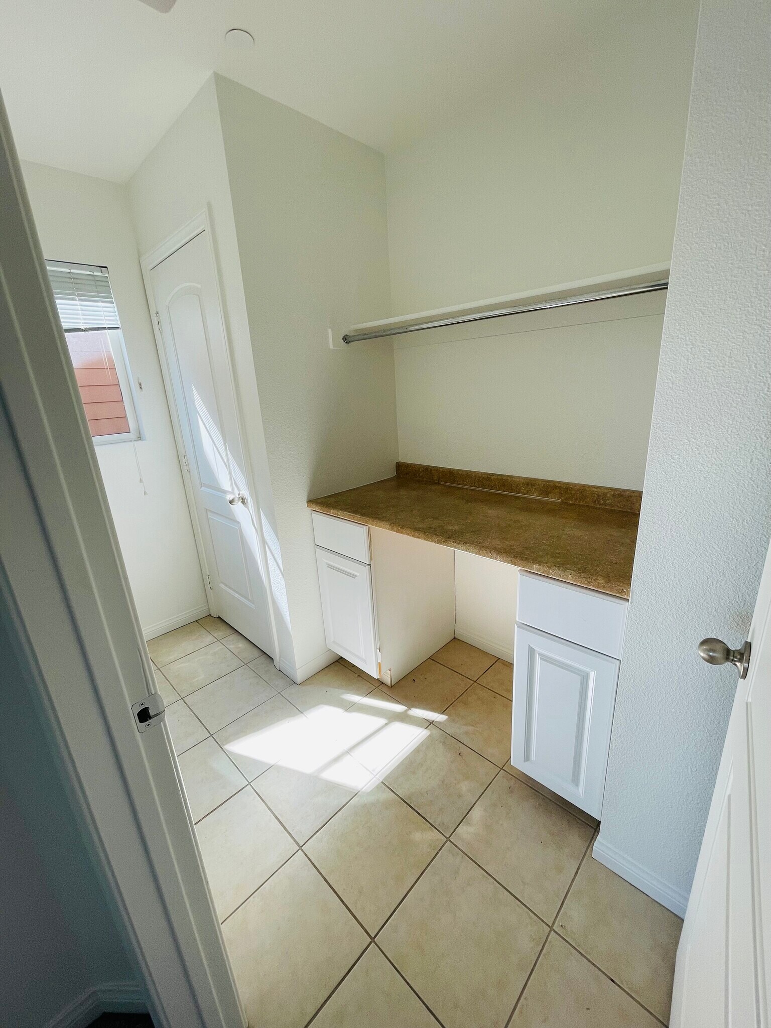 Building Photo - 1918 Kelly Ave