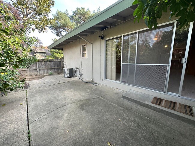 Building Photo - 3 Bedroom 2 Bathroom Duplex in Greenhaven