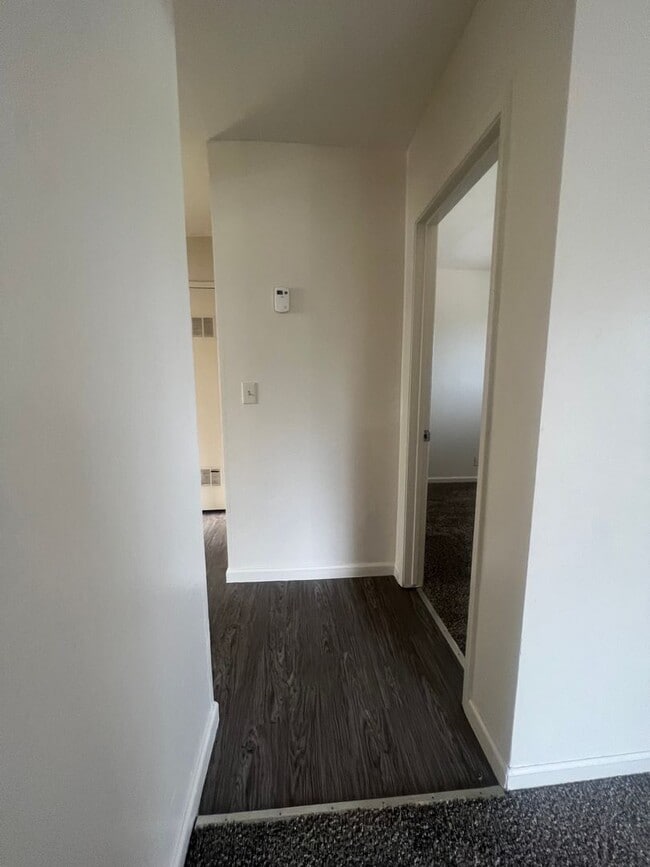 Building Photo - SPACIOUS THIRD LEVEL 2 BED 1 BATH UPSTAIRS END UNIT THAT OVER LOOKS THE CITY