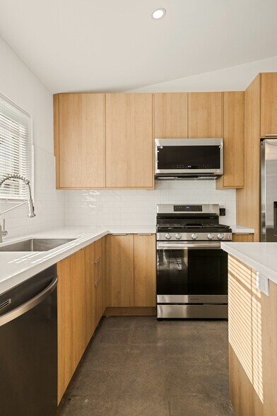 Stainless steel appliances - 8300 Sedan Ave