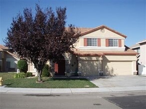 Building Photo - Spacious 6-Bedroom, 3.5-Bath Home Located ...