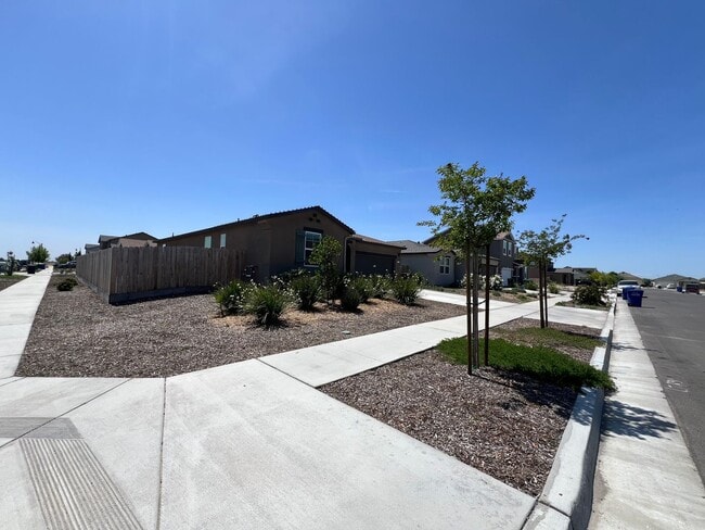 Building Photo - Three bedrooms and two bathrooms in Hanford, CA
