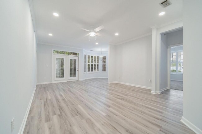 Building Photo - 130 River Landing Dr