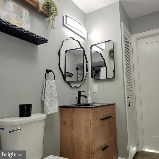 Building Photo - 16 Pickwick Pl