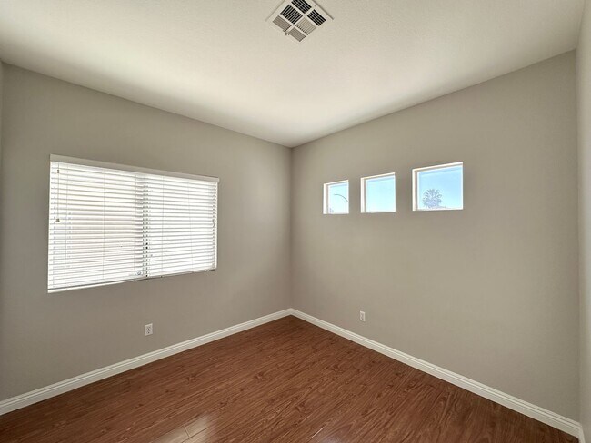 Building Photo - Buffalo Twain