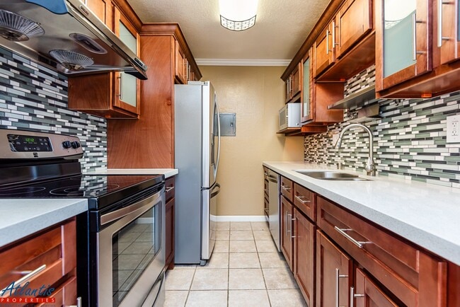 Building Photo - Lovely Condo | Remodeled Kitchen | Central Location