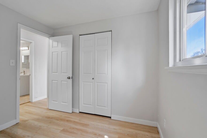 Building Photo - 2050 Del Mar Dr