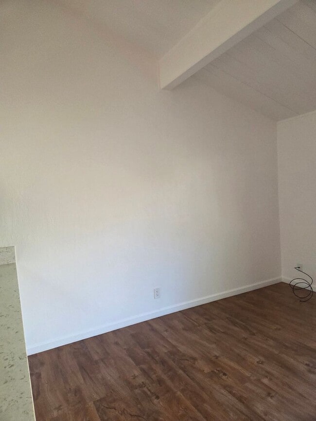 Building Photo - 3-Bedroom Condo Near Columbia Jr. College