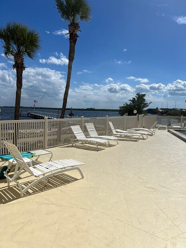Building Photo - 14459 River Beach Dr