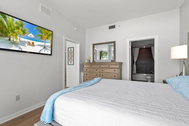 Building Photo - 400 4th Ave S