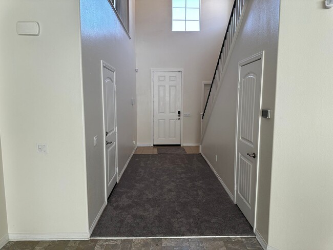 Building Photo - Beautiful 4 bedrooms, 3 bath home in Fontana