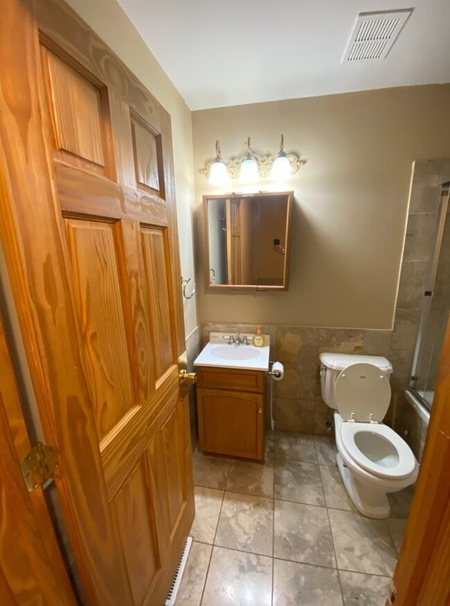 Building Photo - 1194 Cove Dr