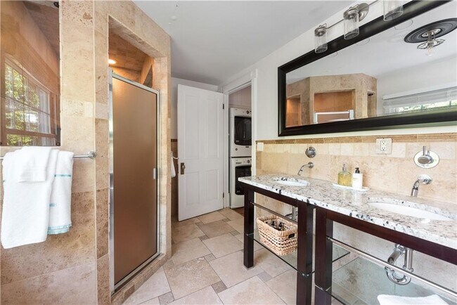 Building Photo - 383 Park Ave SE