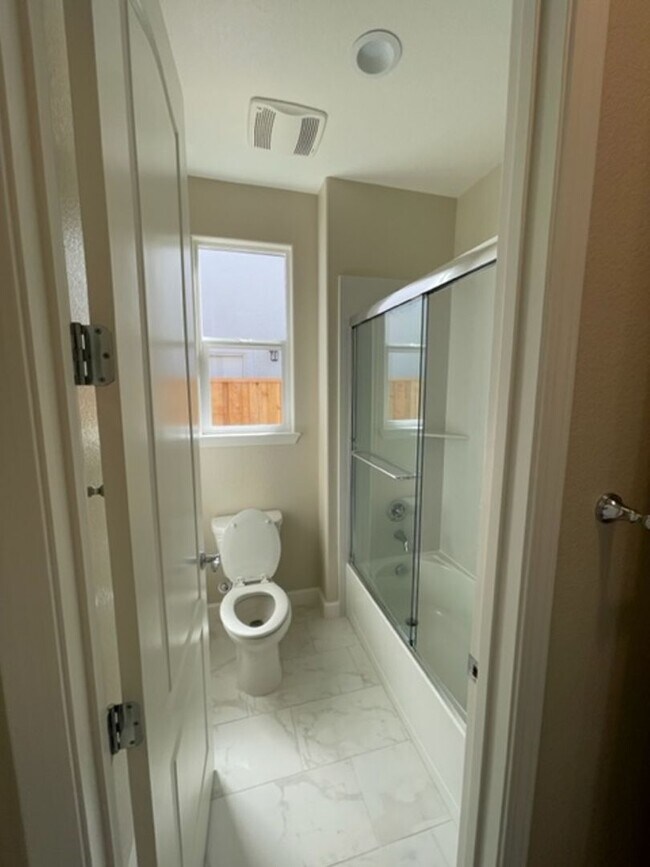 Building Photo - 3 Bedroom 2 Bathroom