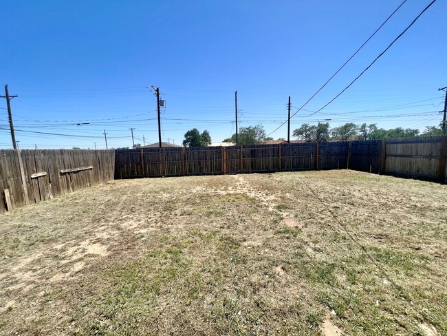 Building Photo - Modern, newer build, large backyard!