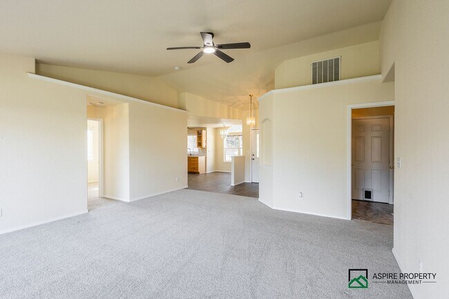 Building Photo - 3 bed 2 bath home