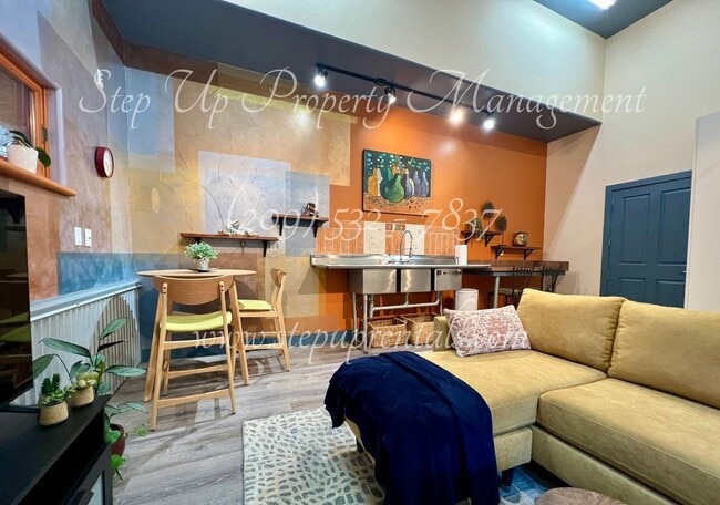 Building Photo - Fully Furnished 1 Bedroom Apartment w/ All Utilities Included!