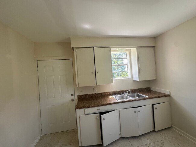 Building Photo - 1218 Schley St