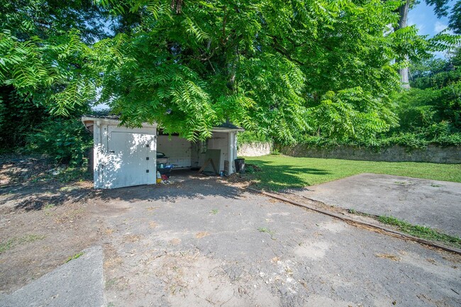 Building Photo - Lovely historic home in Gastonia!