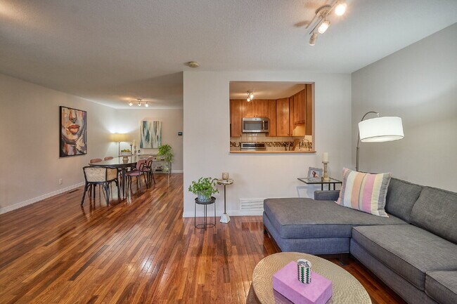 Building Photo - "Charming 3-Bed Townhouse with Scenic View...