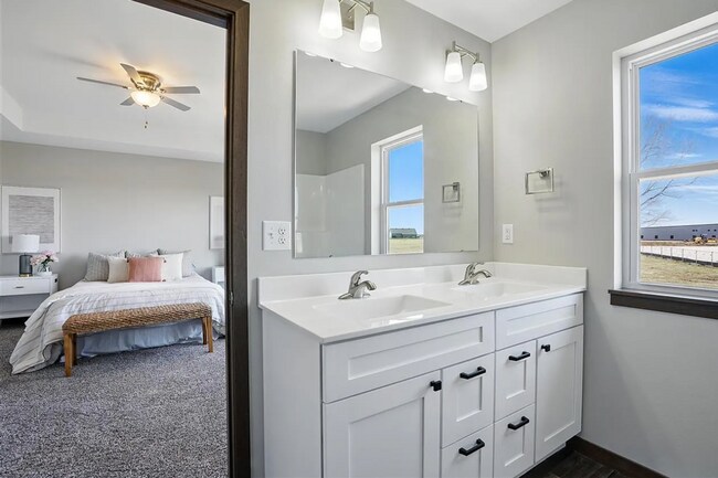 Building Photo - Spacious 3 BR/3Bath Townhome