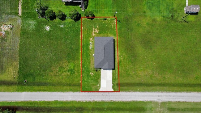 Building Photo - 688 Swallow Dr