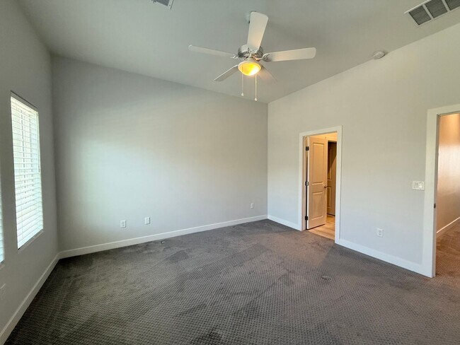 Building Photo - 3/BD 2.5/BA Sleek Townhome with High Ceili...