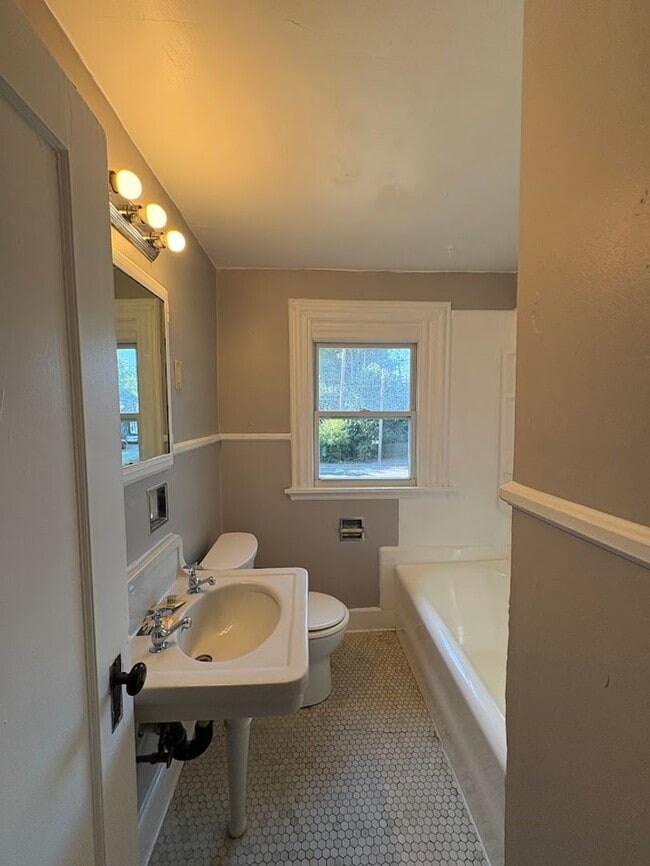 Building Photo - Three bedroom two bathroom home for rent