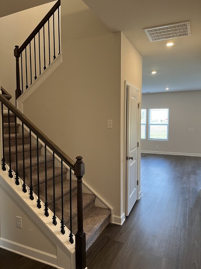 Building Photo - 301 Ellis Ln