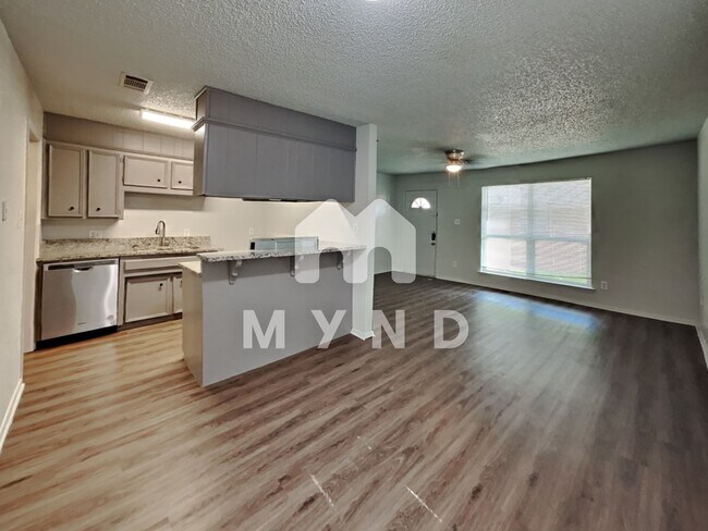 Building Photo - 1303 1/2 Berry Dr Apt A