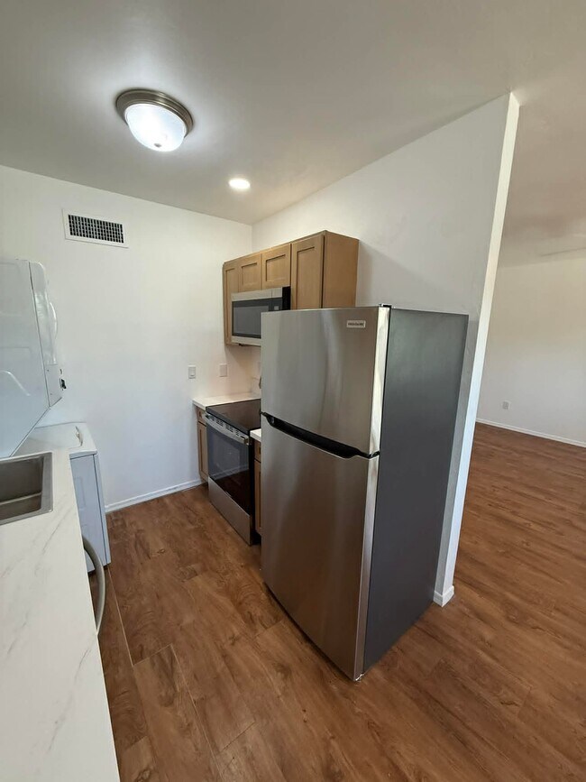 Building Photo - 1518 E Hedrick Dr