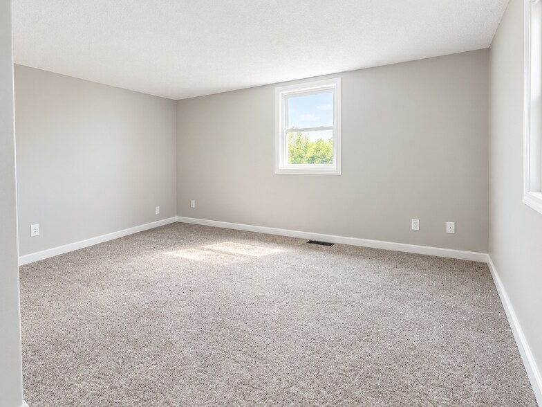 Larger Bedroom - 1814 Indianapolis Rd
