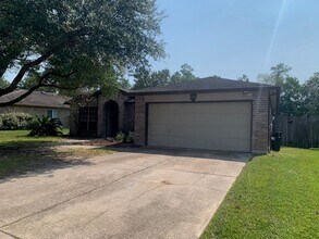 Building Photo - What a Find! 4 Bedrooms!