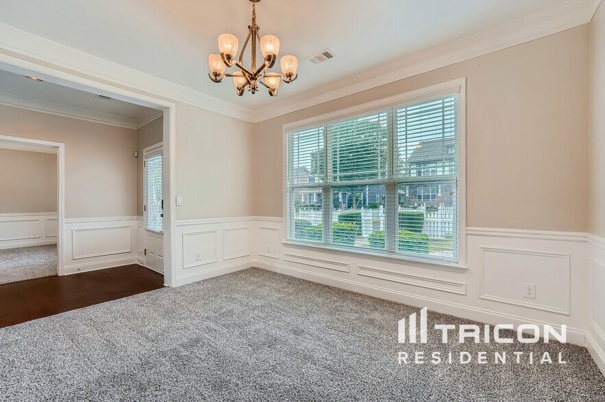 Building Photo - 3819 Stagecoach Ln