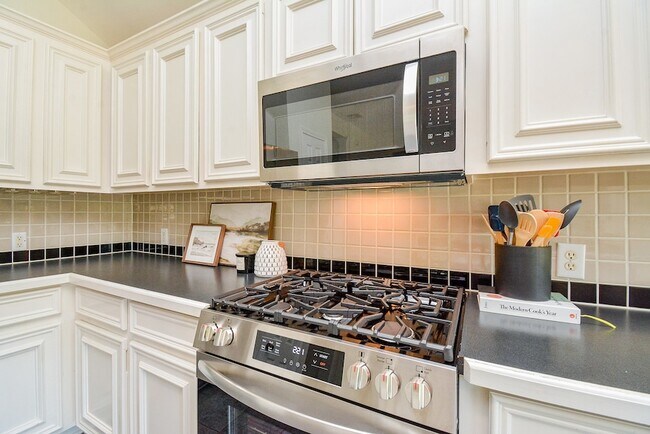 Building Photo - 3815 Summerfield Dr