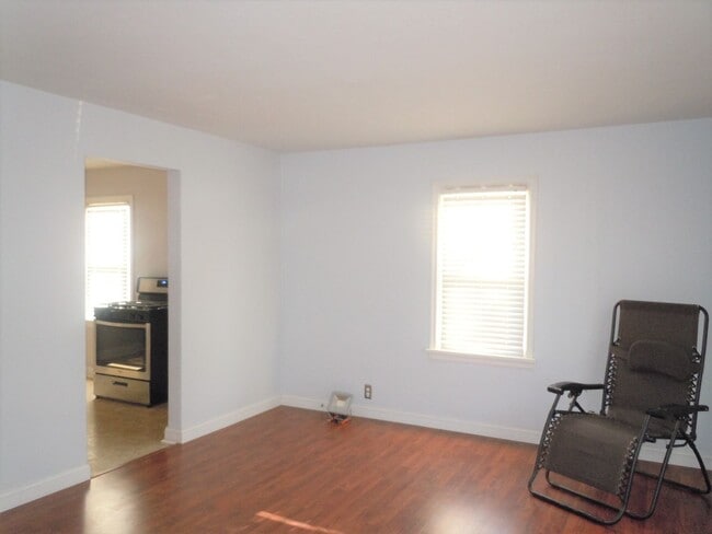 Building Photo - Cute Two Bedroom Cottage with Garage!