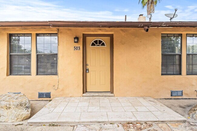 Building Photo - Convenient Living! 3 Bedroom Triplex with Driveway Parking