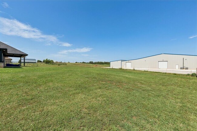 Building Photo - 4930 Meadow Dr