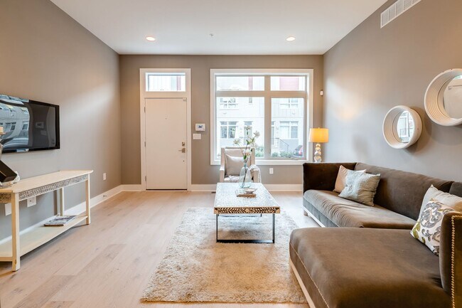 Building Photo - Queen Village Townhome