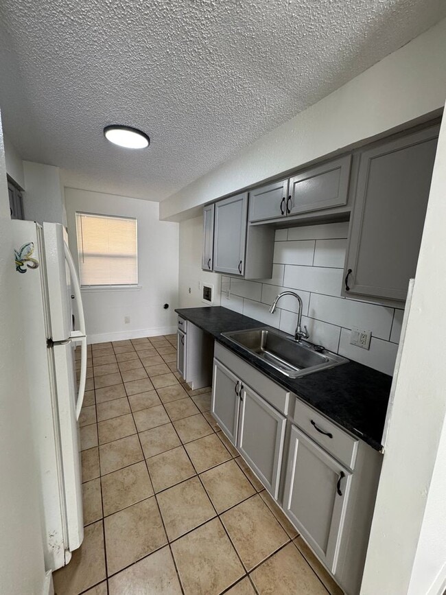 Building Photo - 2105 Giuffrias Ave