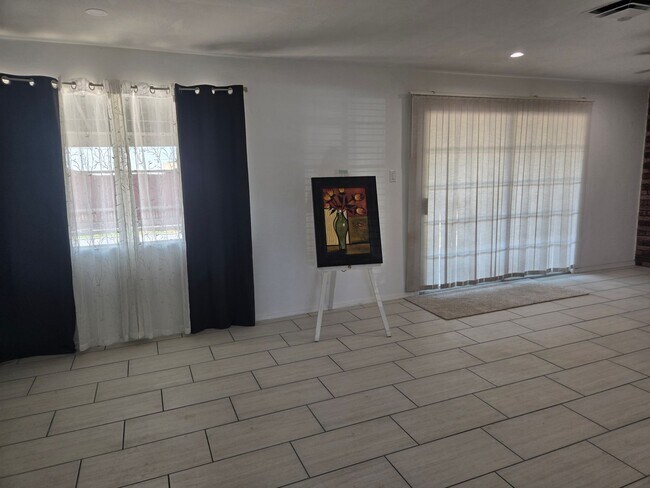 Building Photo - Cozy 3 bed, 2 bath home in Phoenix, No HOA!