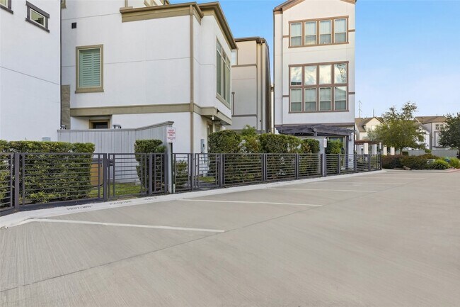 Building Photo - 819 Algona Ave