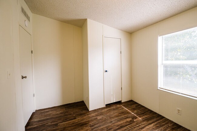 Building Photo - 3bed/2bath Mobile Home Available in Noble ...