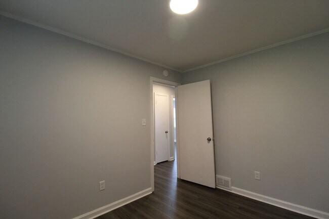 Building Photo - 3 Bedroom 1 Bath Home In Prairie Village