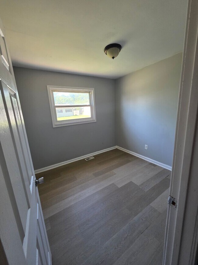 Building Photo - Very Cute 3bd/1bath home