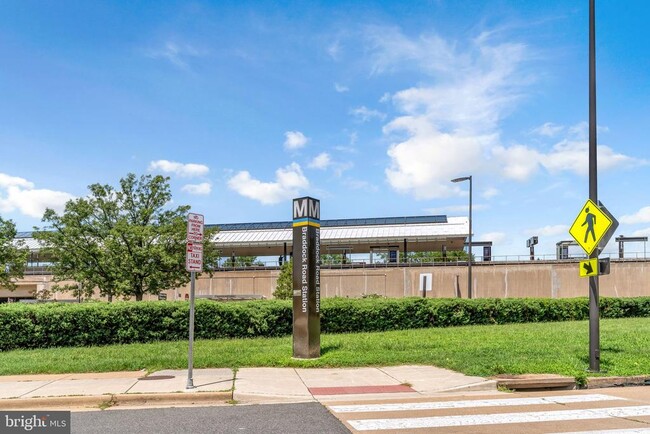 Building Photo - 1800 Mt Vernon Ave