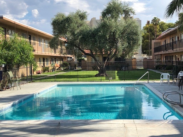 Building Photo - 722 N Royal Crest Cir