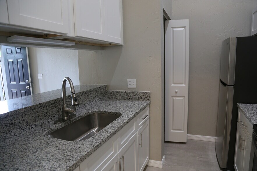 Building Photo - 4151 SE 22nd Ave