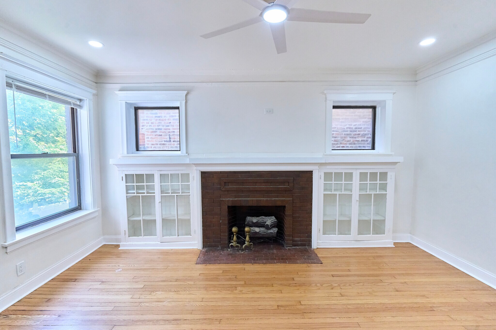 Building Photo - 6142 S Rhodes Ave